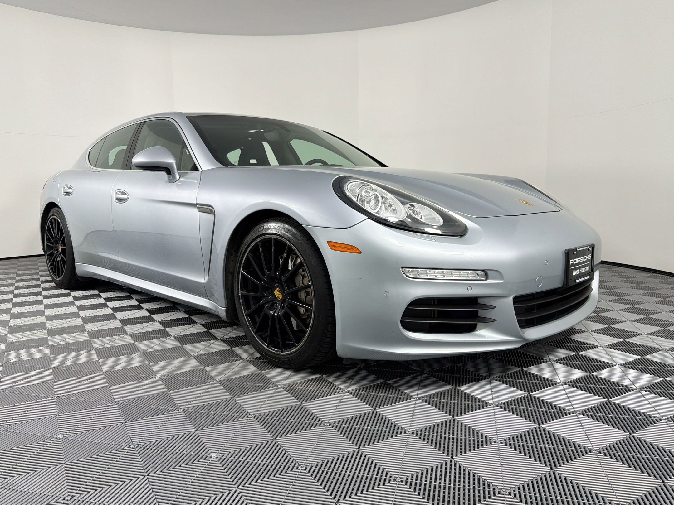 Used 2016 Porsche Panamera S image 12