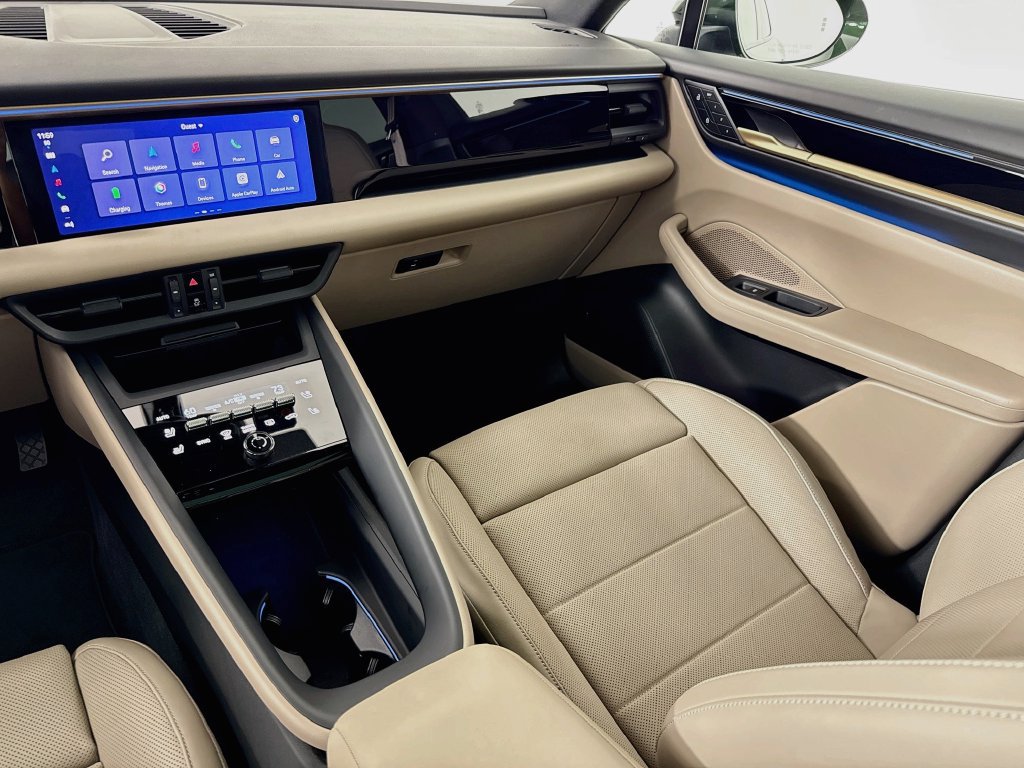 Certified 2025 Porsche Macan Electric RWD image 25