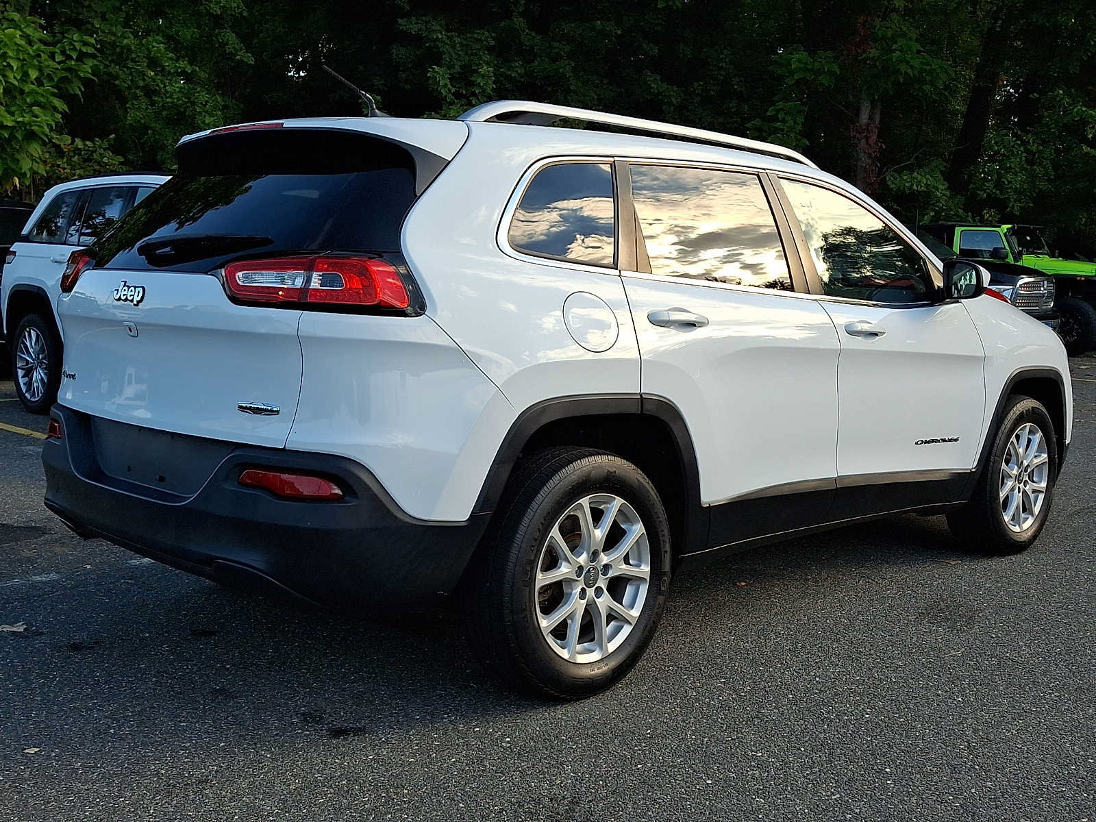 Used 2016 Jeep Cherokee Latitude AWD/4WD image 6