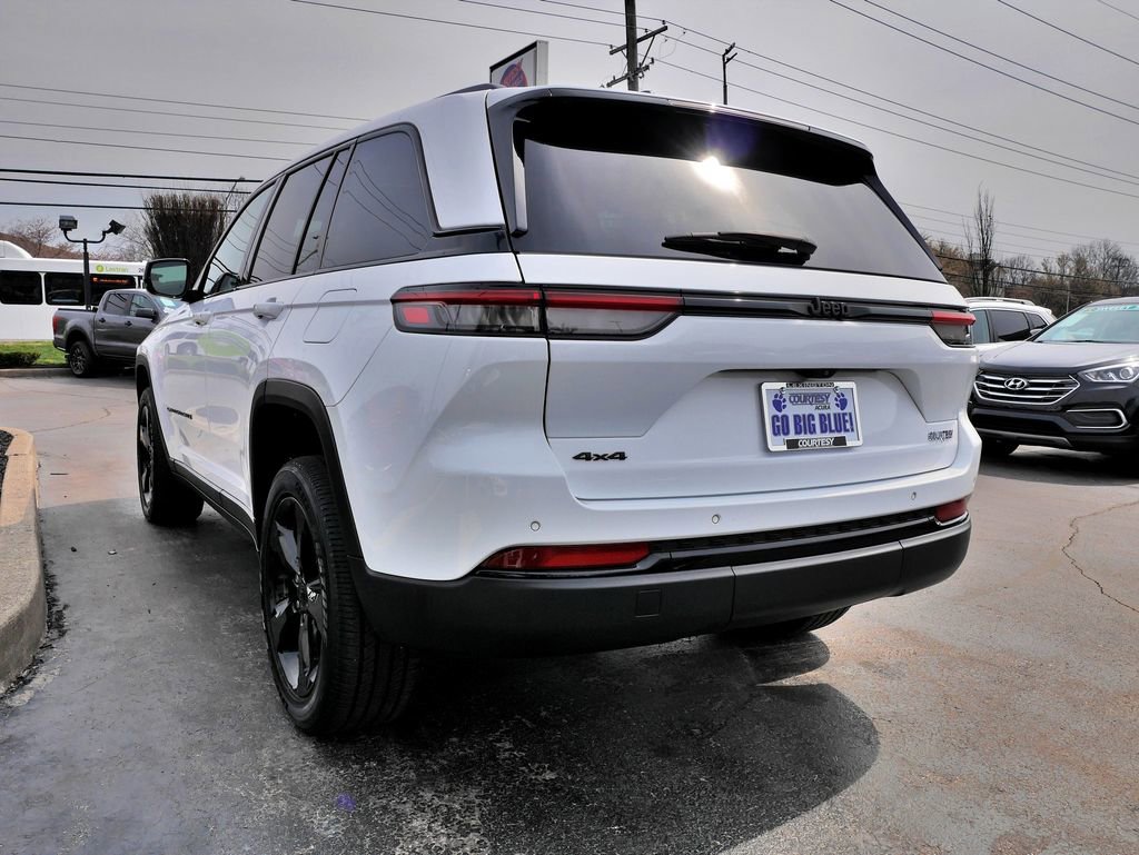 Used 2023 Jeep Grand Cherokee Altitude image 5