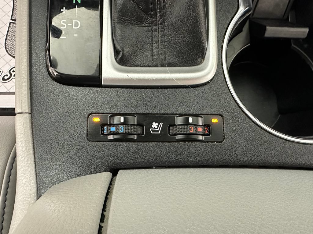 Used 2019 Toyota Highlander Limited w/ Carpet Mat Package (TMS) AWD/4WD image 41