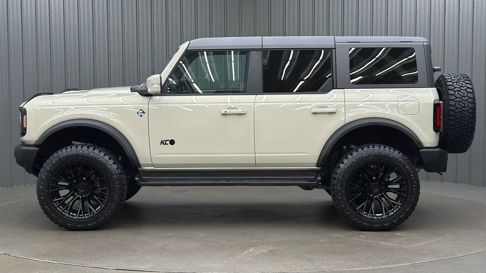 Used 2025 Ford Bronco Outer Banks w/ Sasquatch Package AWD/4WD image 2