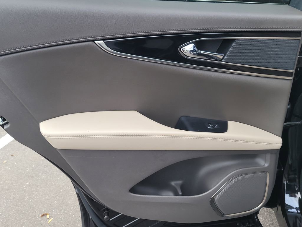 Used 2022 Lincoln Nautilus FWD w/ Premium Package image 9