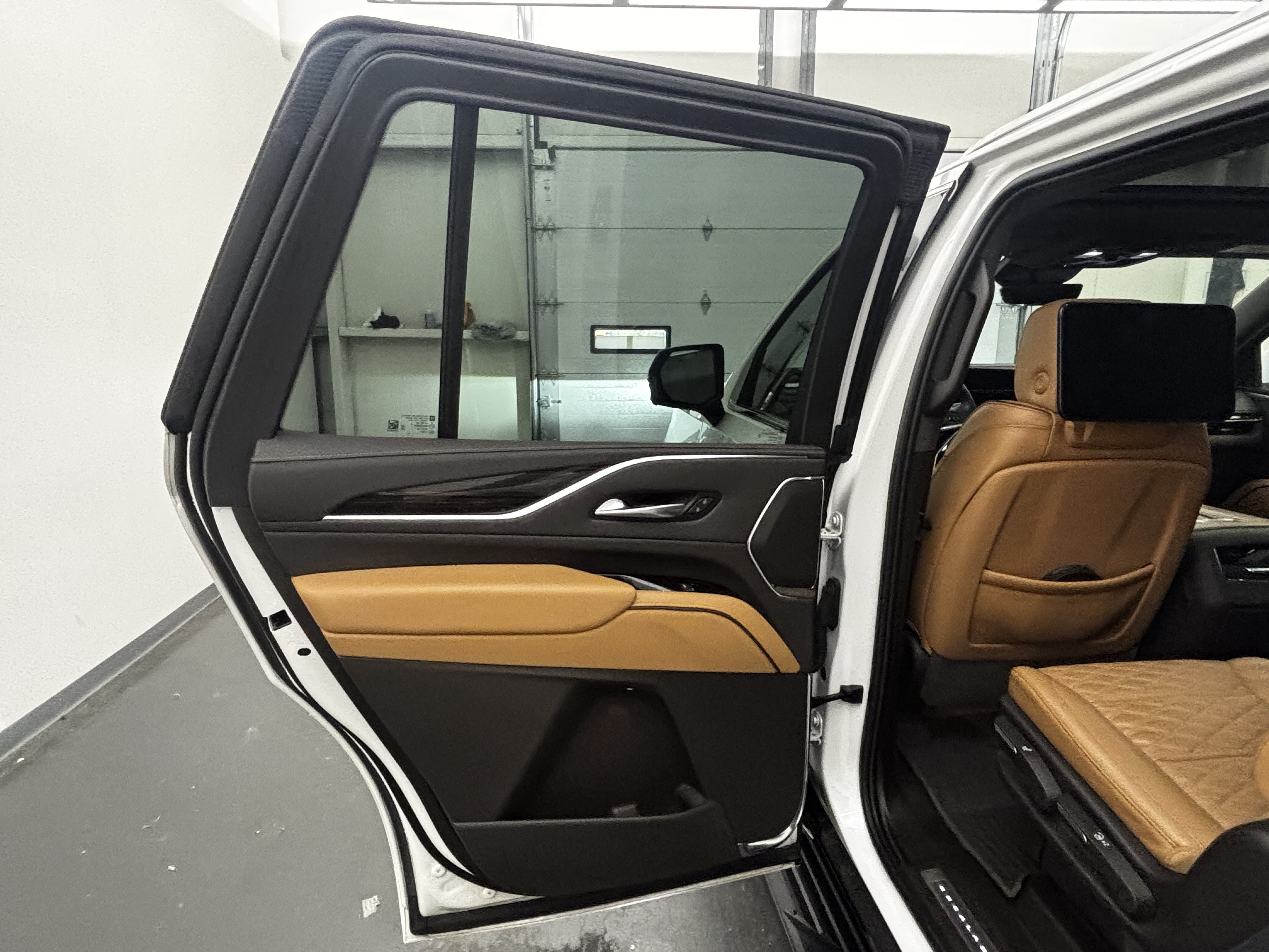 Used 2024 Cadillac Escalade Premium Luxury w/ Performance Package AWD/4WD image 14