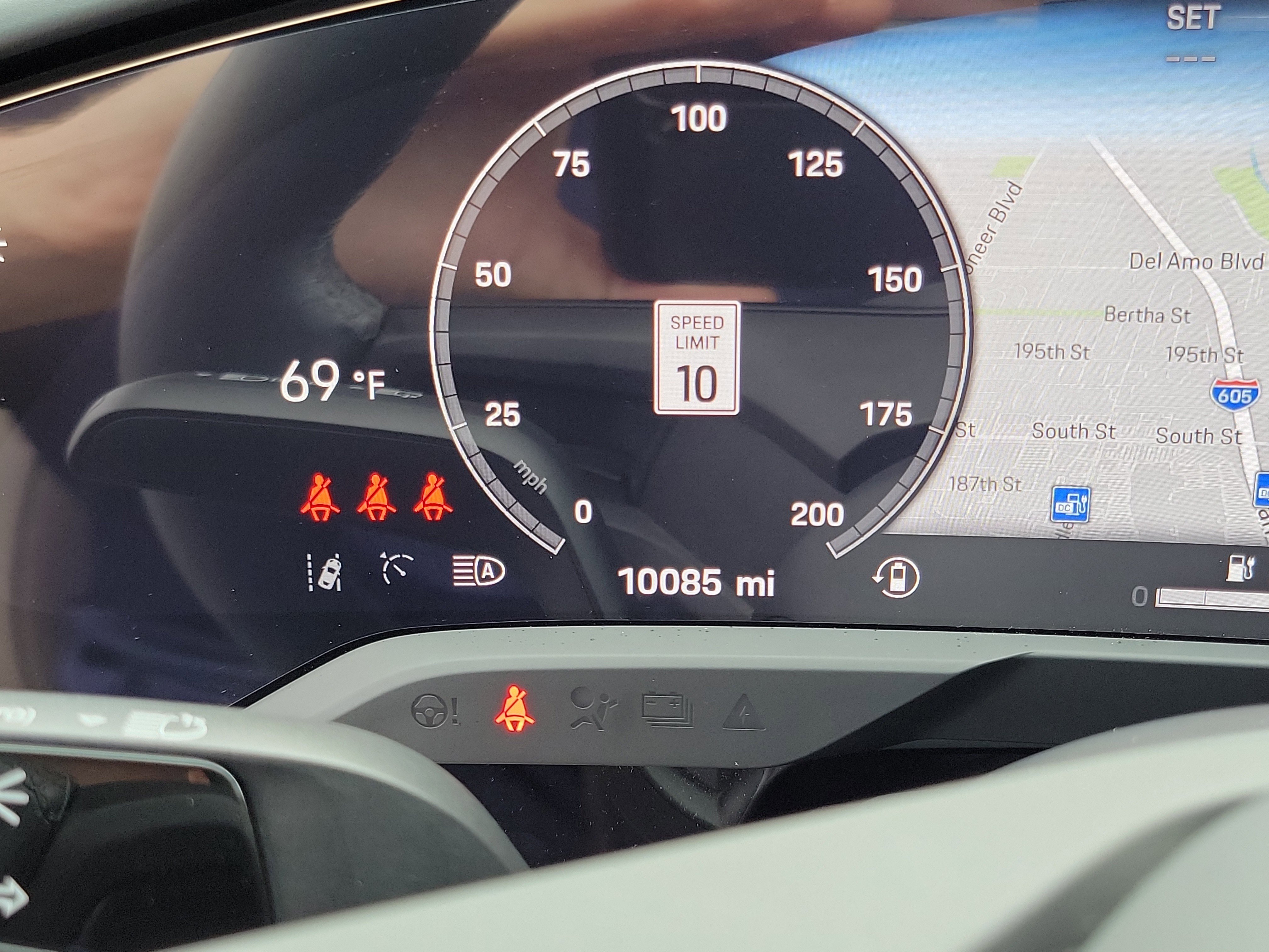 Used 2025 Porsche Taycan image 18