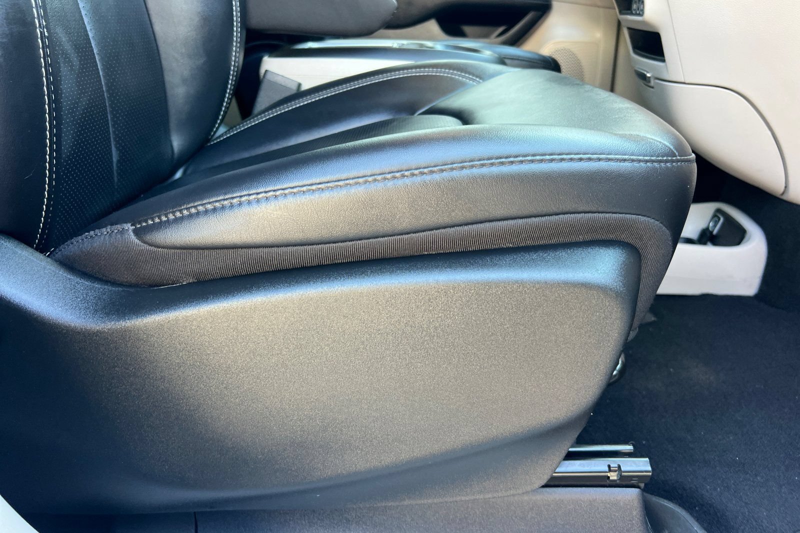 Used 2024 Chrysler Pacifica Touring-L FWD image 24