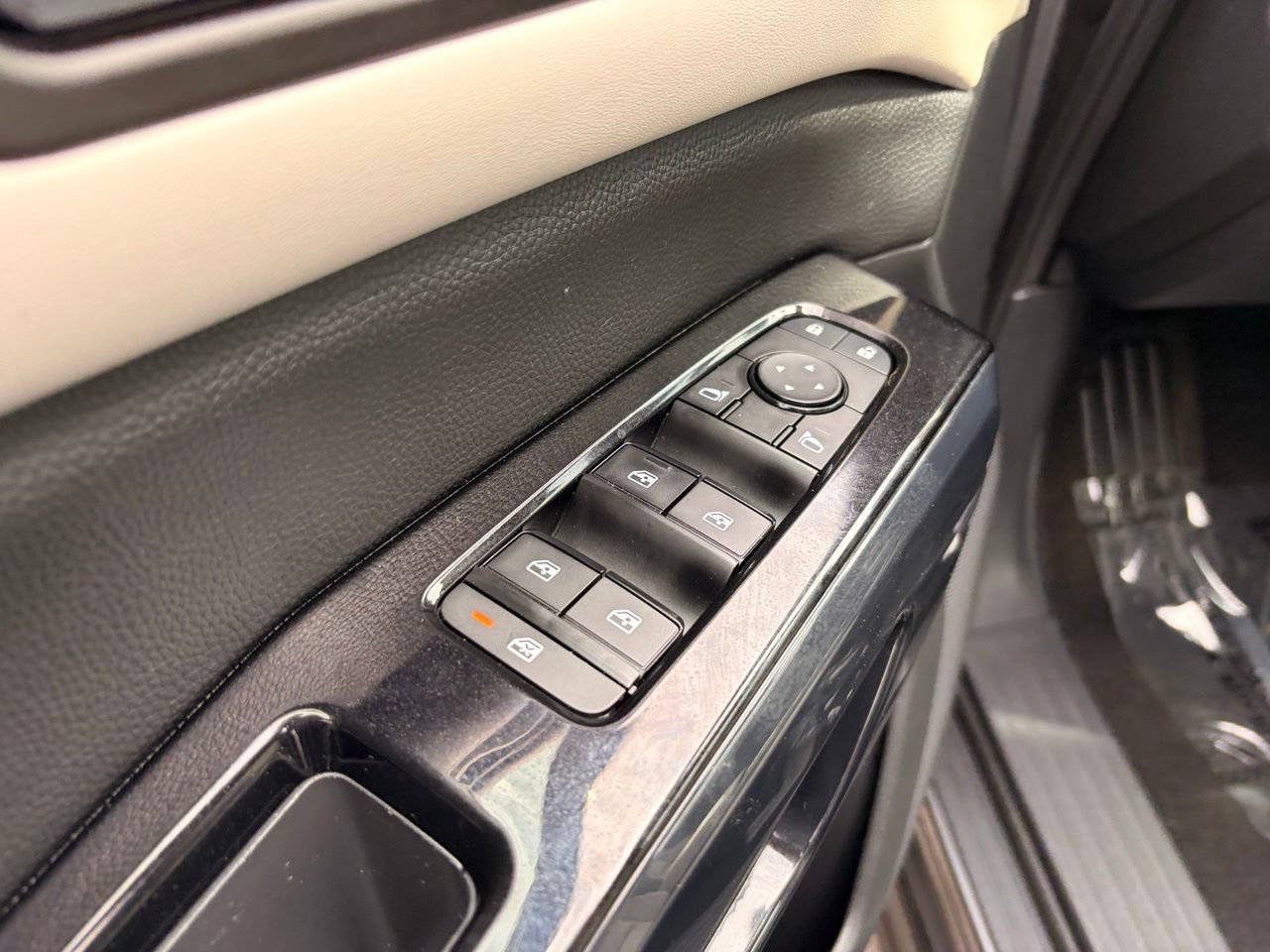 Certified 2022 Nissan Pathfinder SV w/ SV Black Package FWD image 16