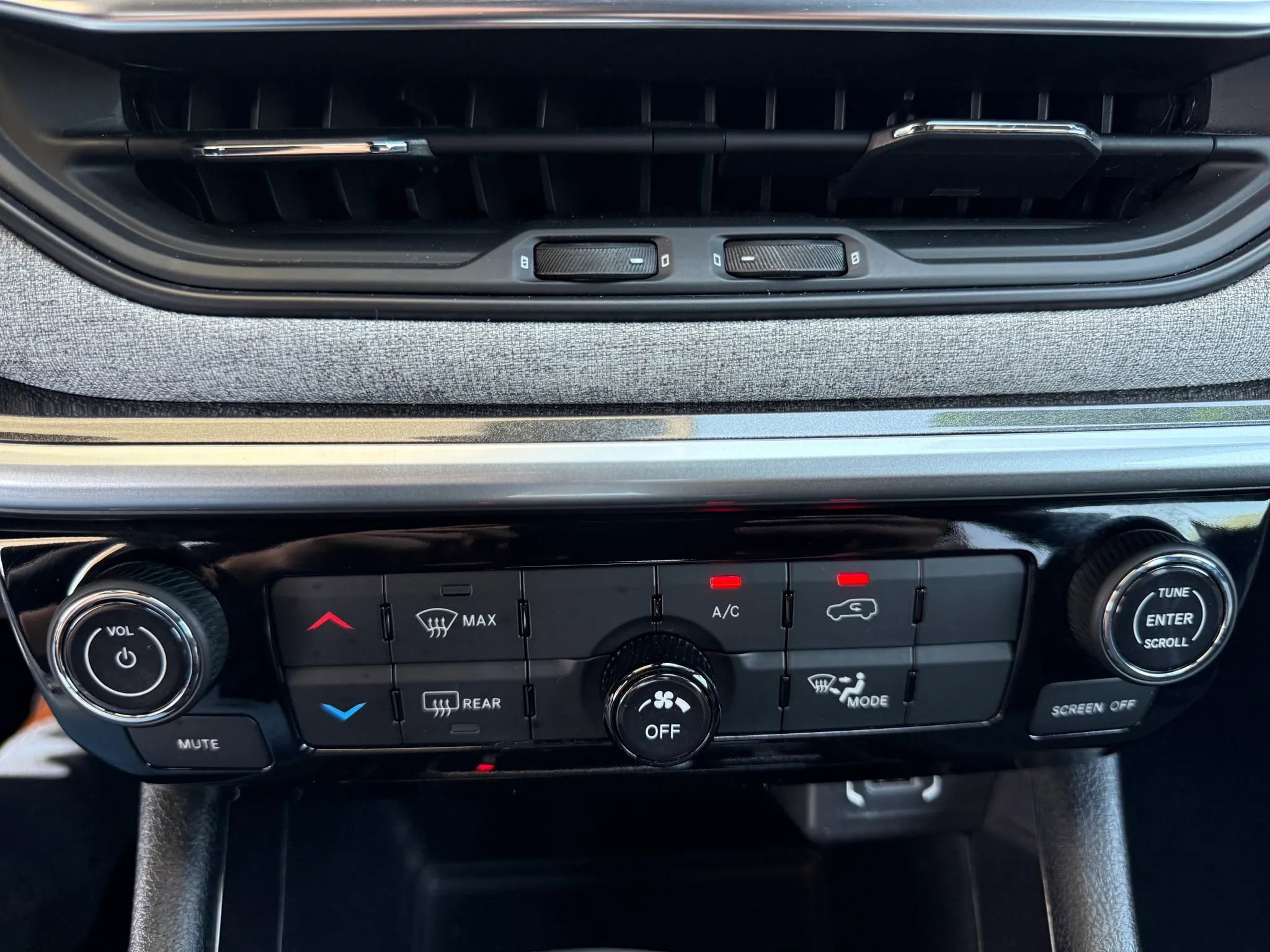 Used 2024 Jeep Compass Sport image 13