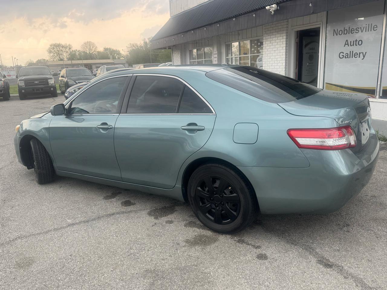 Used 2011 Toyota Camry LE FWD image 3