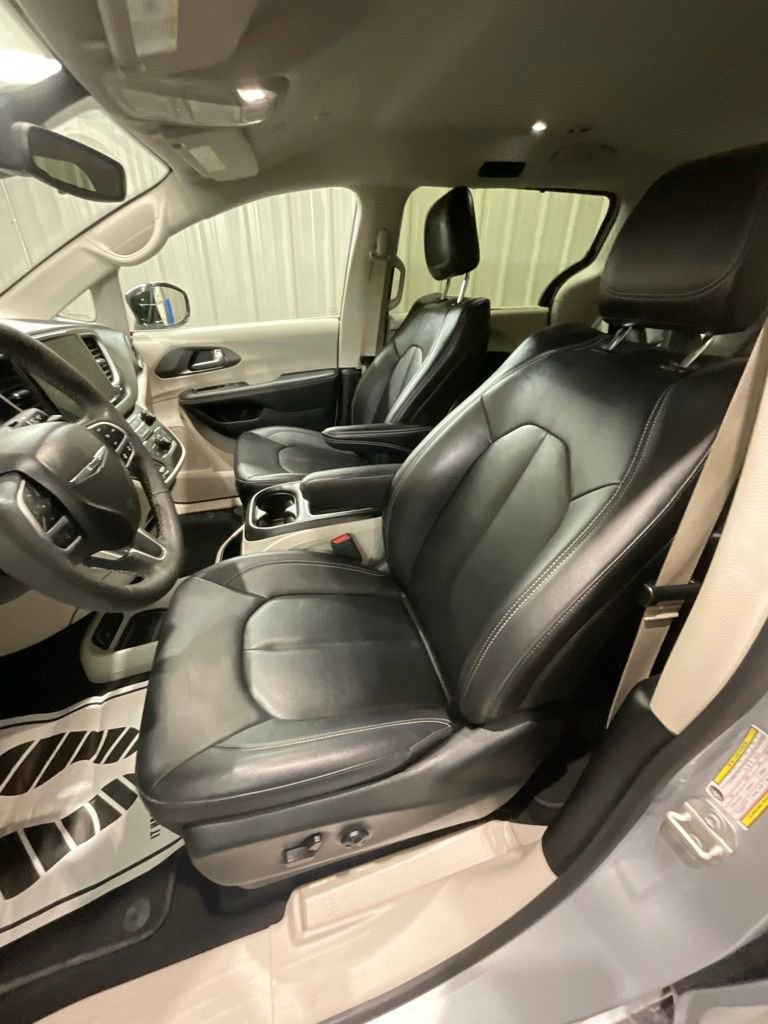 Used 2024 Chrysler Pacifica Touring-L image 10