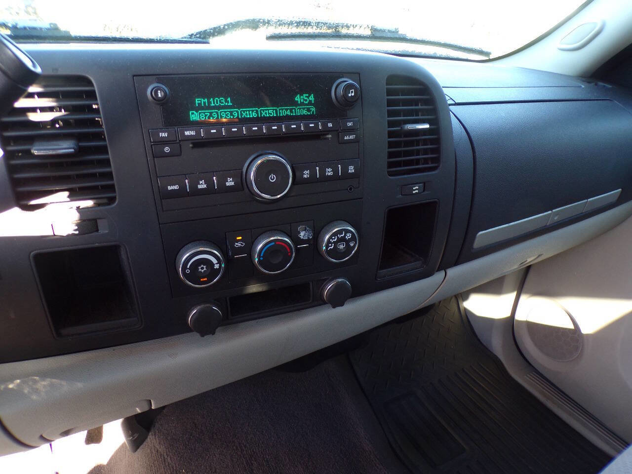 Used 2008 Chevrolet Silverado 1500 LT w/ EZ-Lift Tailgate Package image 9