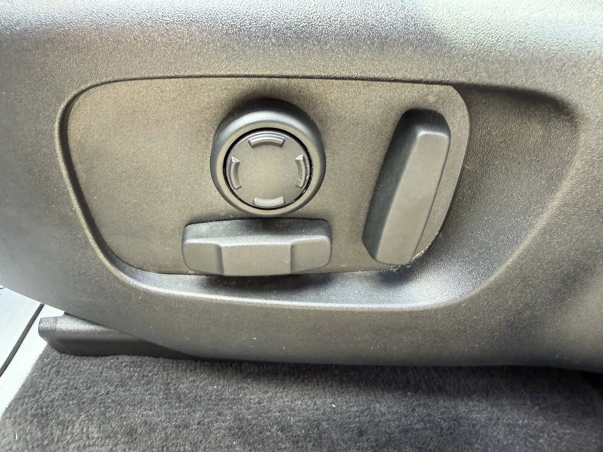 Used 2024 Land Rover Range Rover Velar S image 11