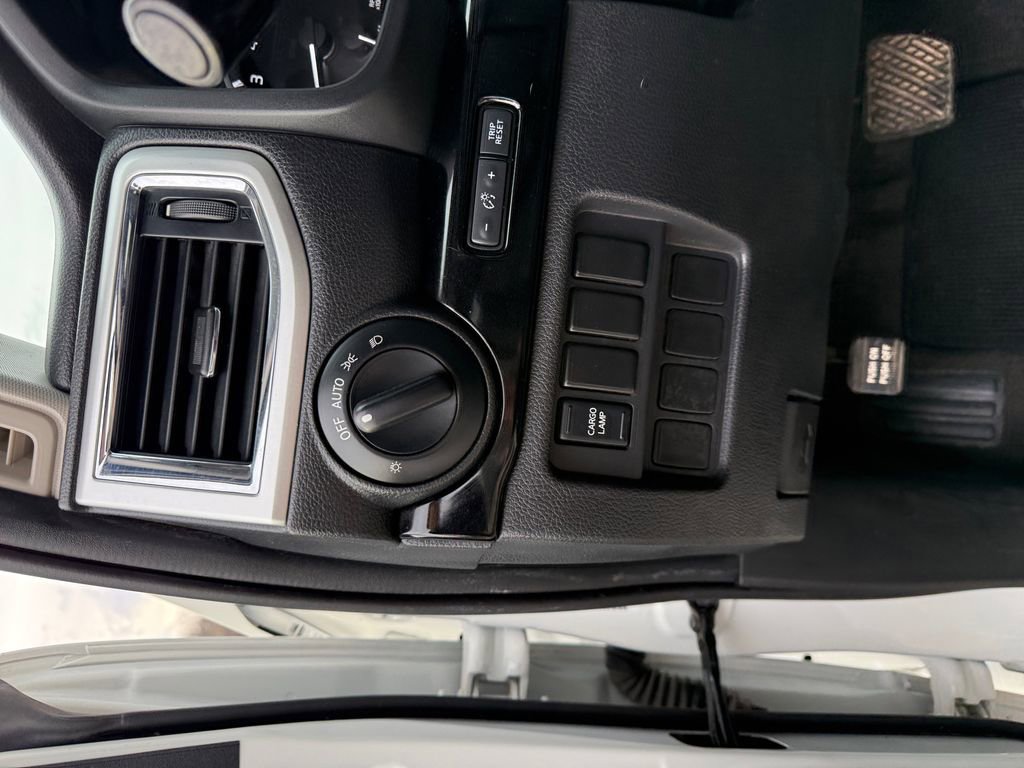 Used 2021 Nissan Titan SV image 19