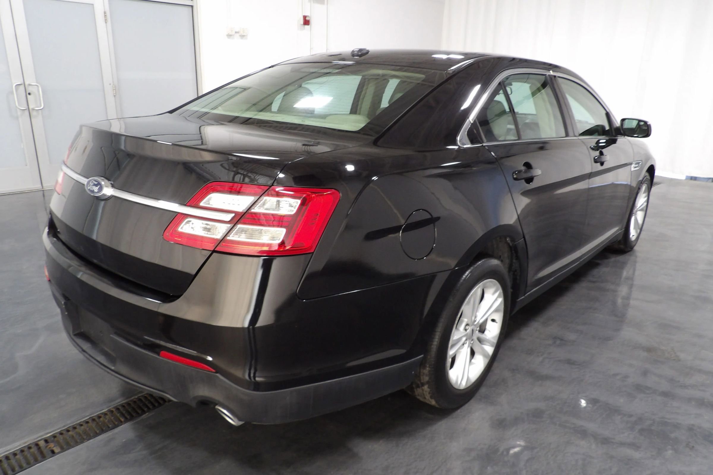 Used 2017 Ford Taurus SE image 4