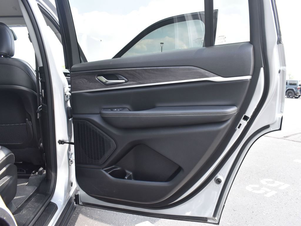 Used 2023 Jeep Grand Cherokee L Limited w/ Trailer Tow Group (B) image 26