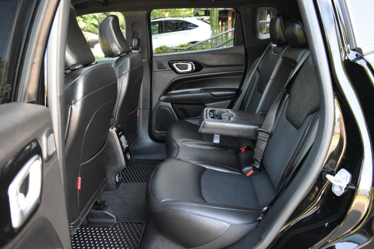 Used 2025 Jeep Compass Trailhawk w/ Sun & Sound Group AWD/4WD image 9