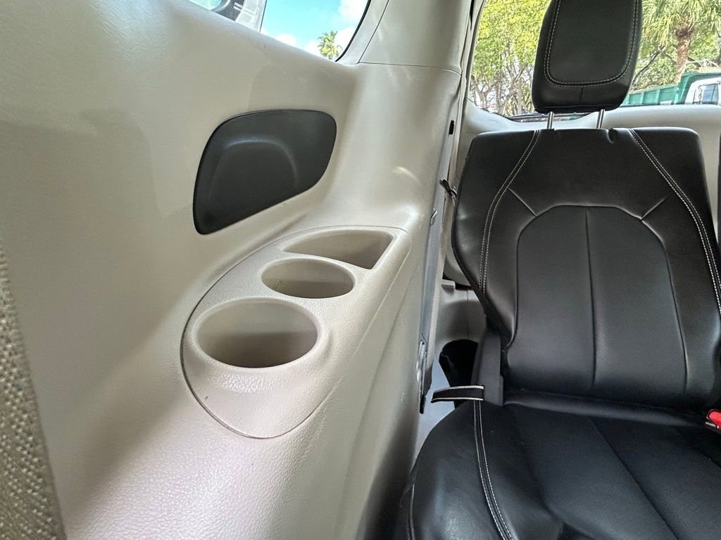 Certified 2024 Chrysler Pacifica Touring-L image 34