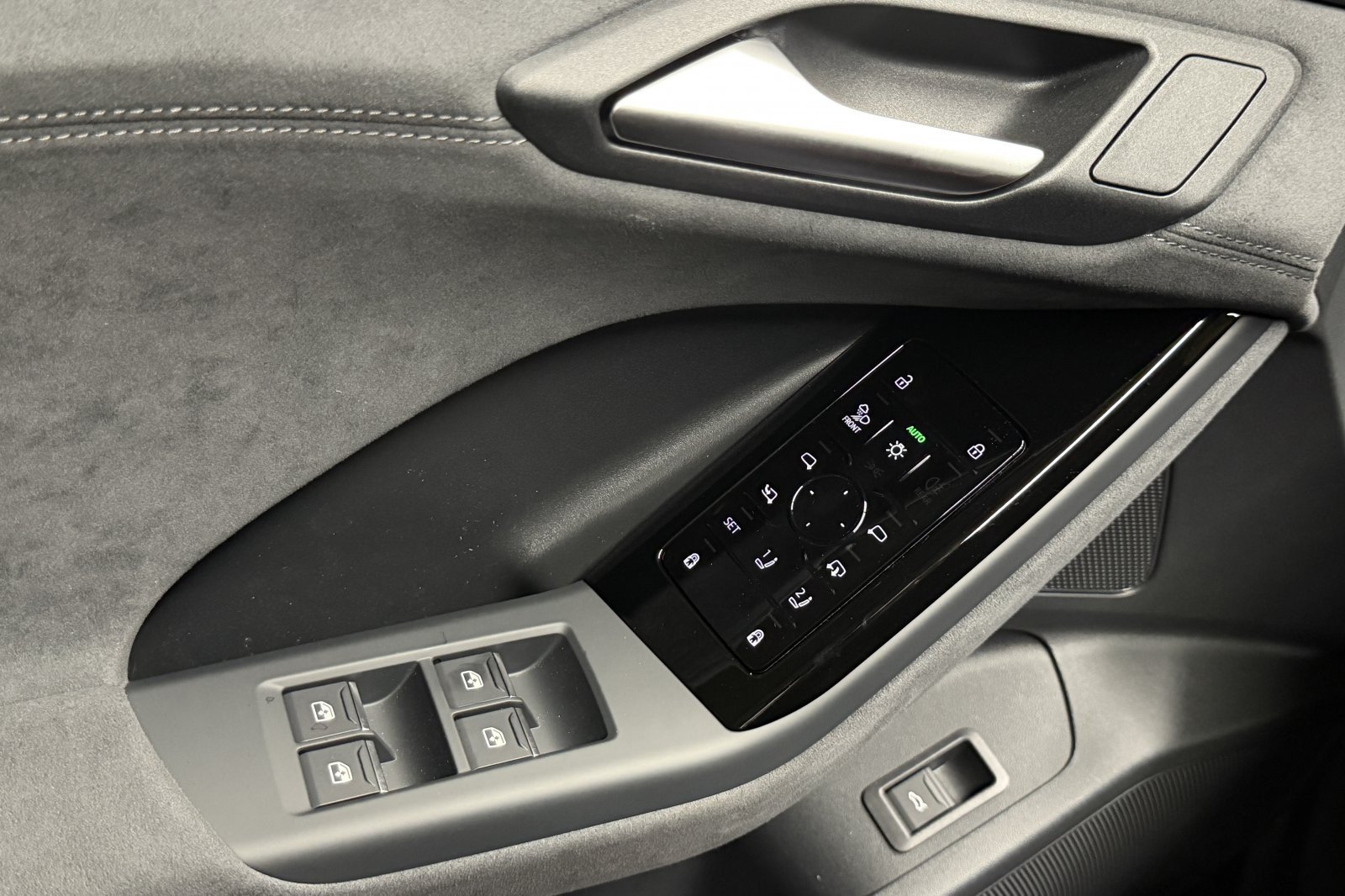 New 2027 Audi SQ6 e-tron Prestige AWD/4WD image 10