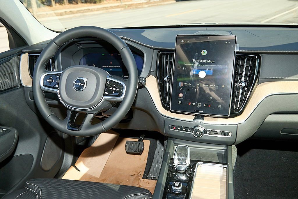 New 2026 Volvo XC60 B5 Ultra w/ Climate Package image 24