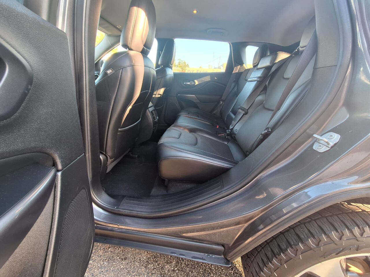 Used 2019 Jeep Cherokee Limited image 19