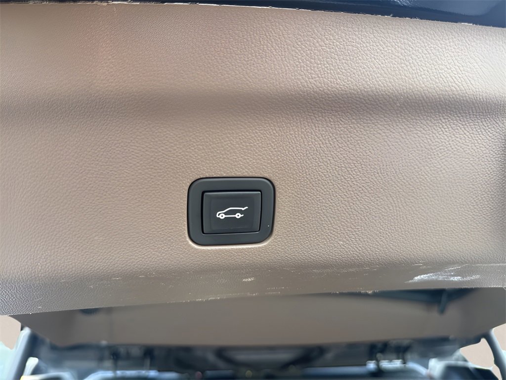 Used 2021 GMC Yukon XL Denali w/ Denali Premium Package image 13