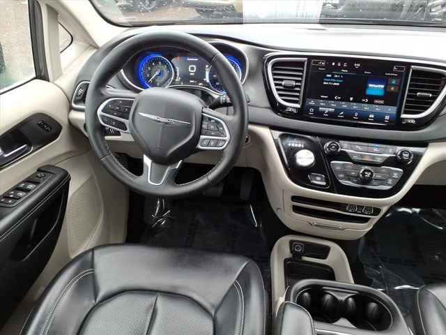Used 2023 Chrysler Pacifica Touring-L FWD image 16