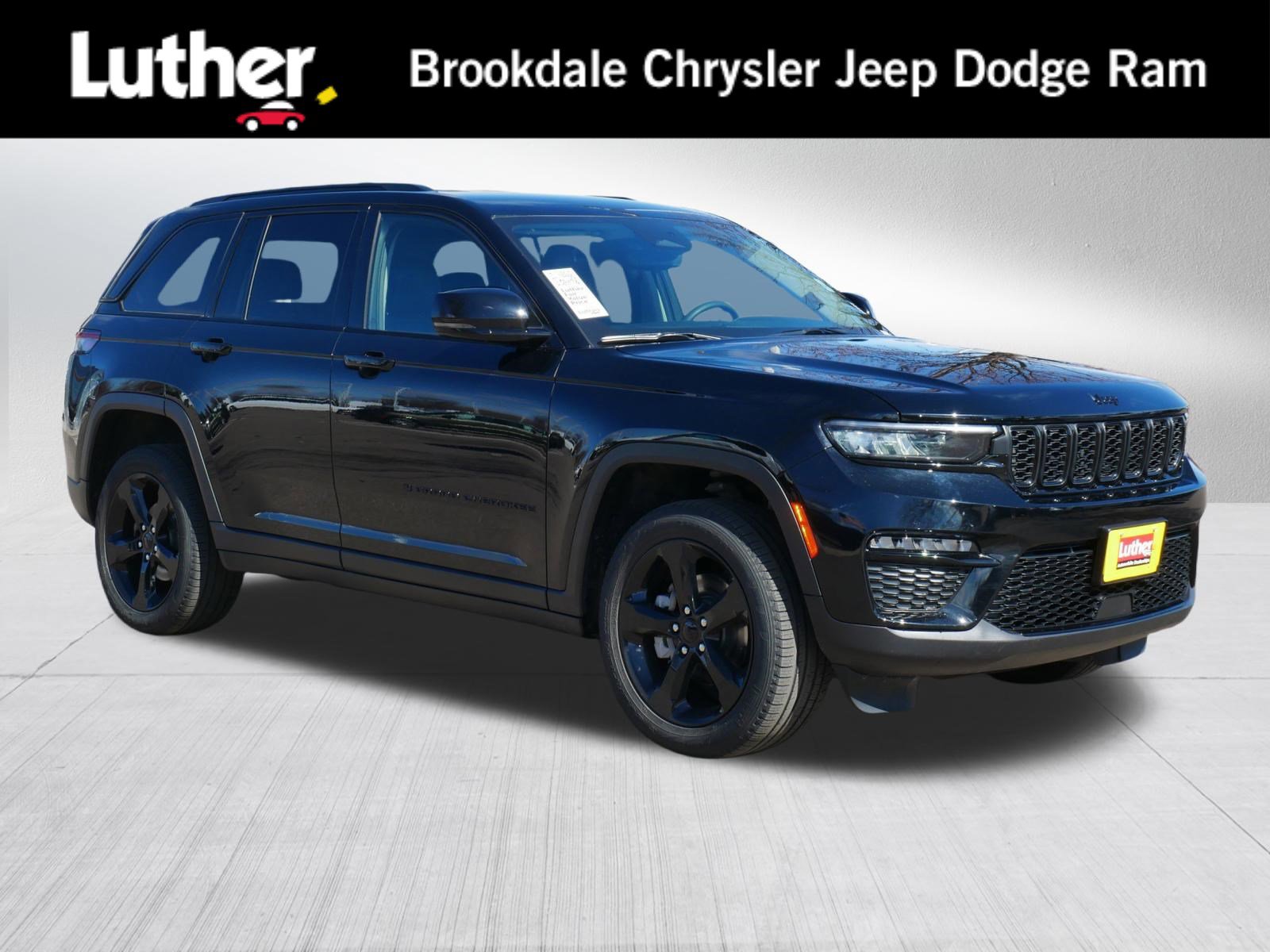 Used 2023 Jeep Grand Cherokee Limited w/ Black Appearance Package AWD/4WD image 1