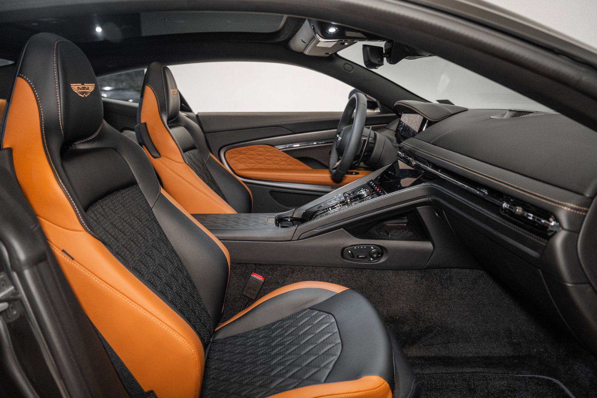 Used 2025 Aston Martin DB12 Coupe image 15