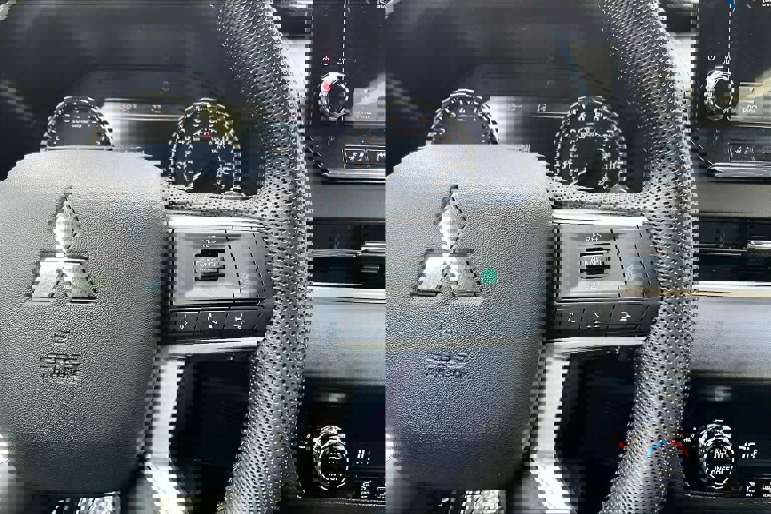 Used 2023 Mitsubishi Outlander SE image 24