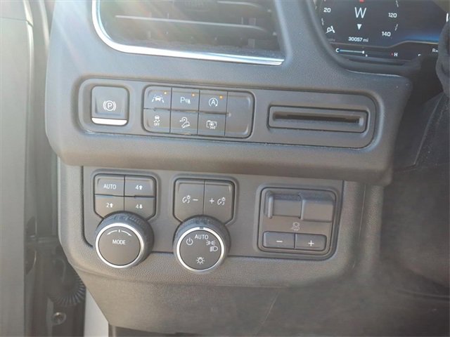 Used 2024 Chevrolet Suburban Z71 w/ Luxury Package image 15