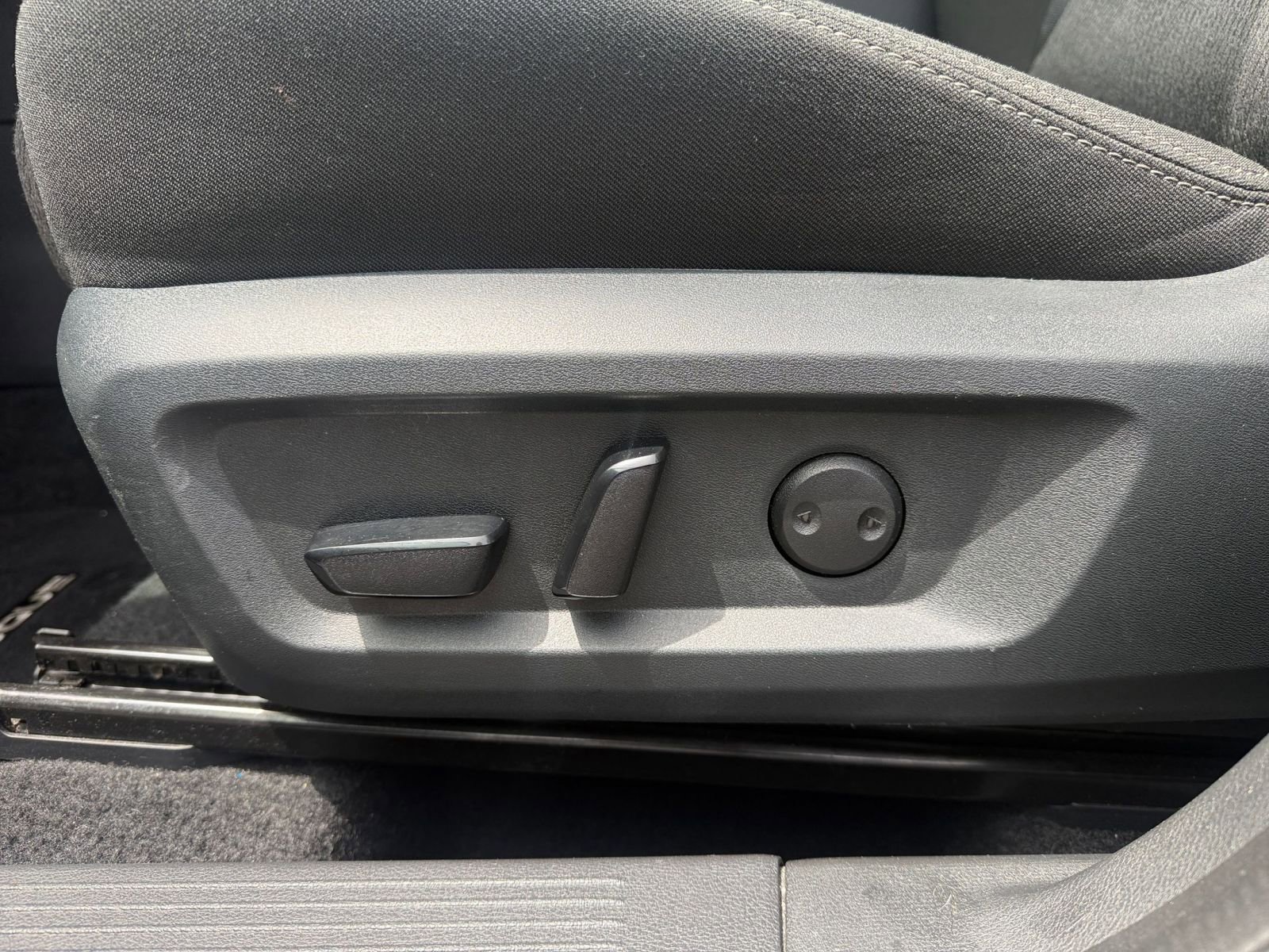 Used 2025 Nissan Rogue SV FWD image 22