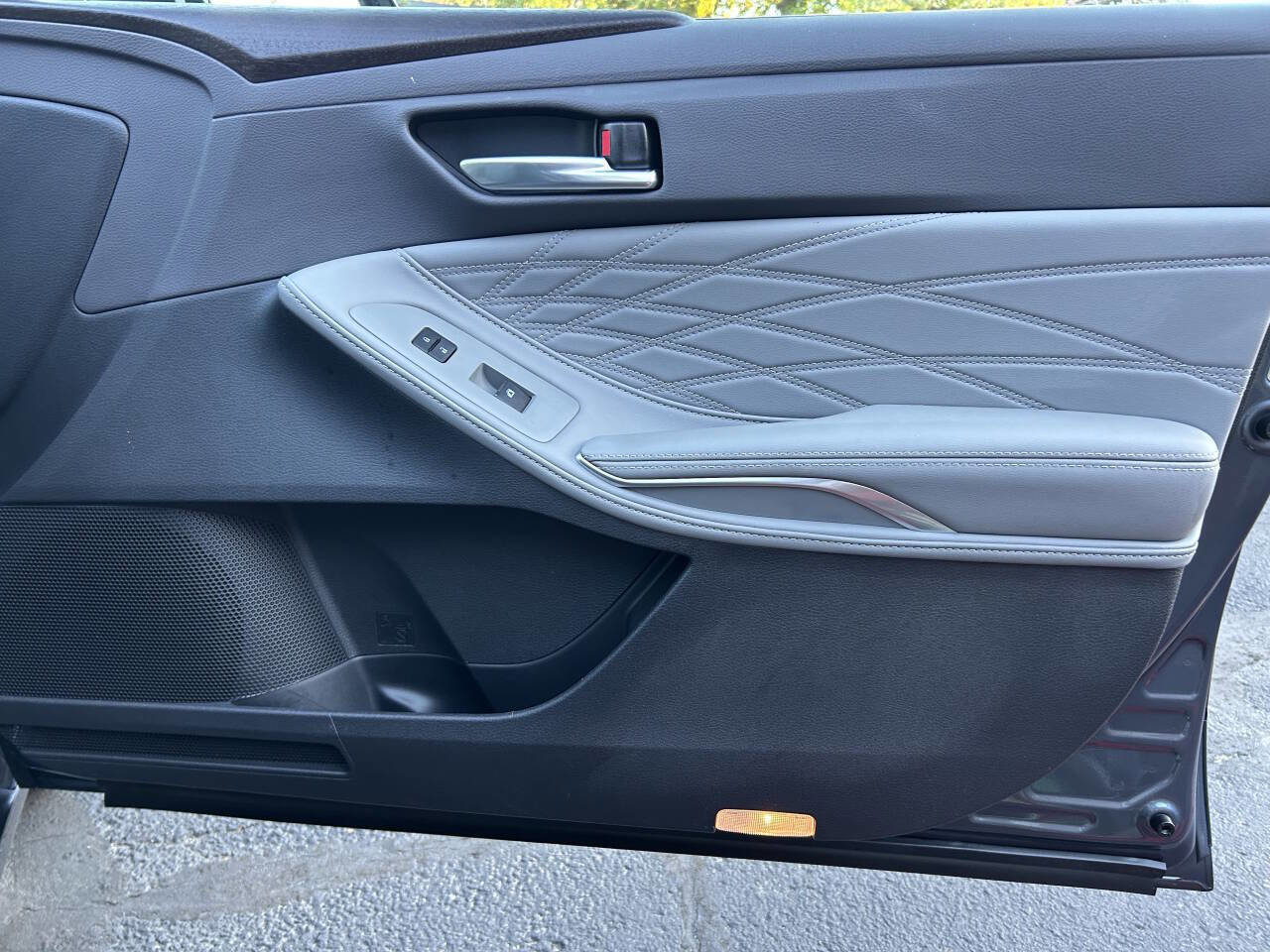 Used 2020 Toyota Avalon Limited image 28