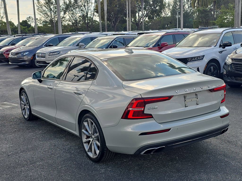 Used 2020 Volvo S60 T5 Momentum image 4
