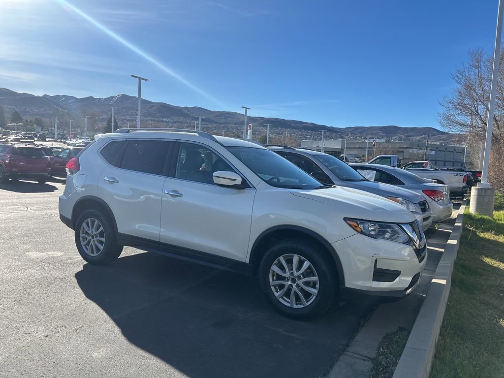 Used 2017 Nissan Rogue SV image 3