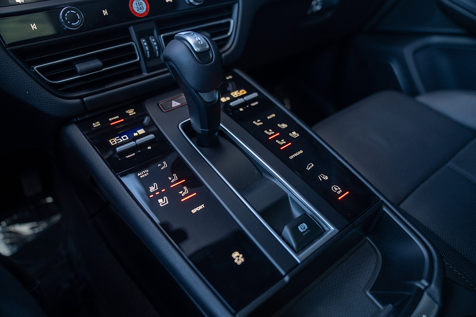 Certified 2025 Porsche Macan Turbo AWD/4WD image 14