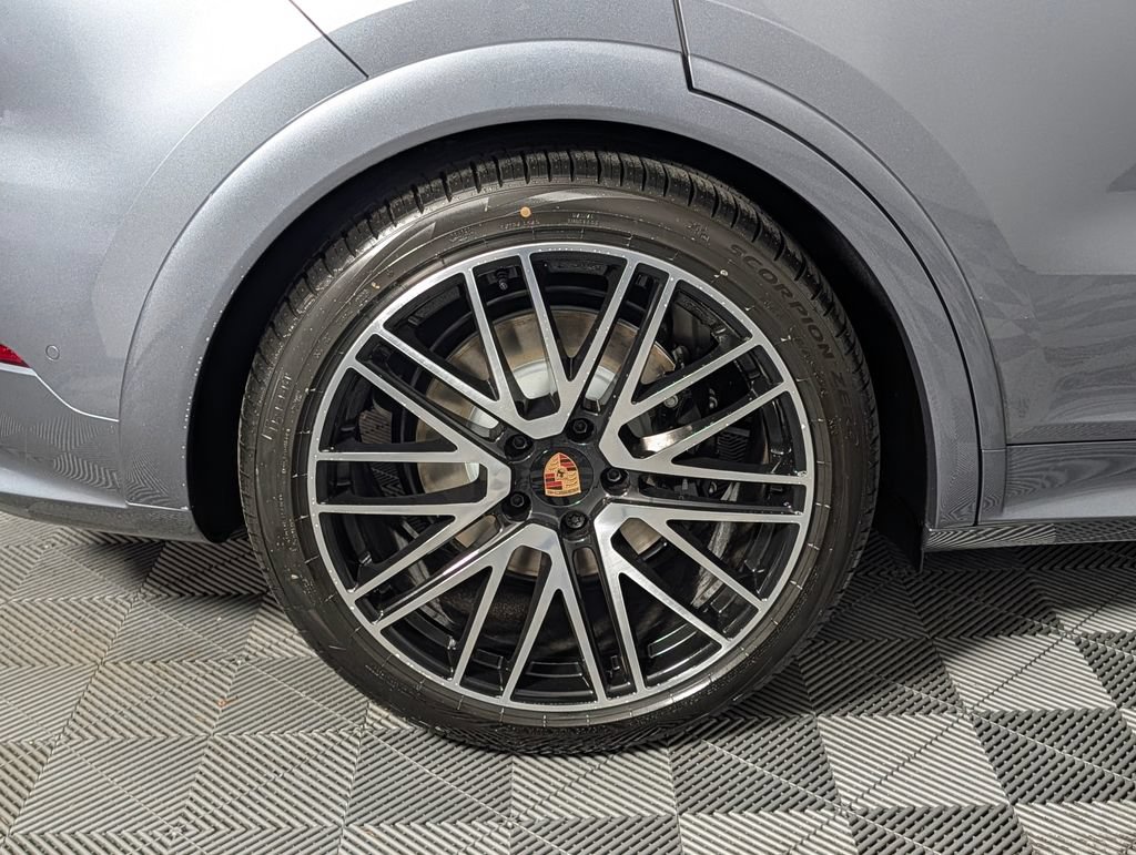 New 2026 Porsche Cayenne GTS AWD/4WD image 13