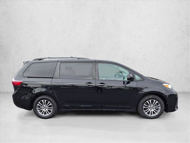 Used 2018 Toyota Sienna XLE w/ XLE Navigation Package FWD video 4