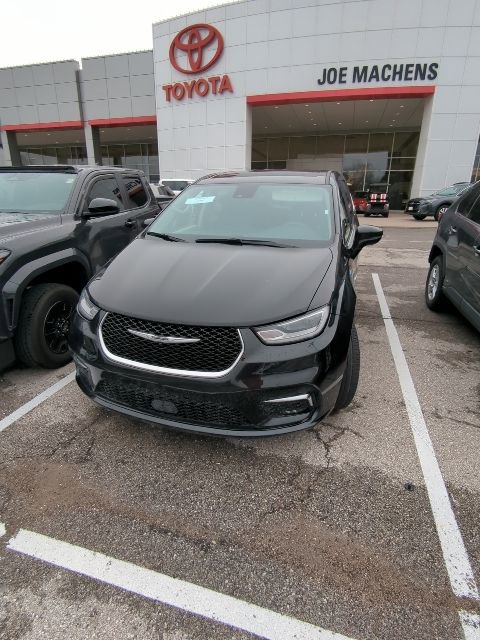 Used 2024 Chrysler Pacifica Select image 3