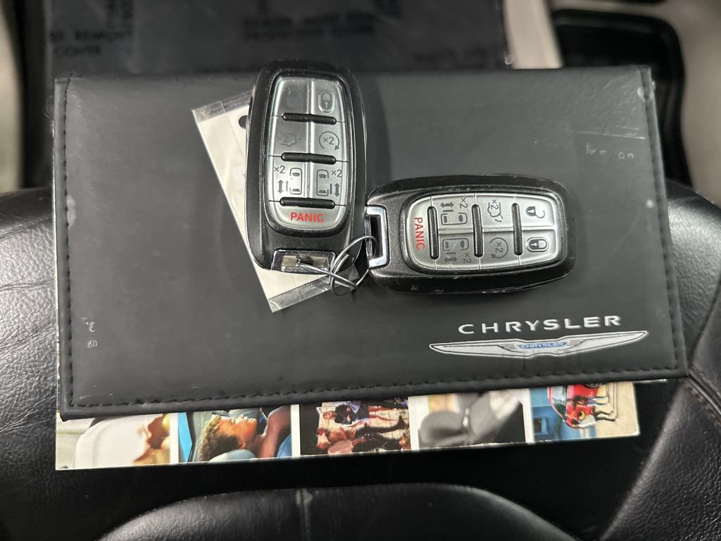 Used 2017 Chrysler Pacifica Touring-L FWD image 40