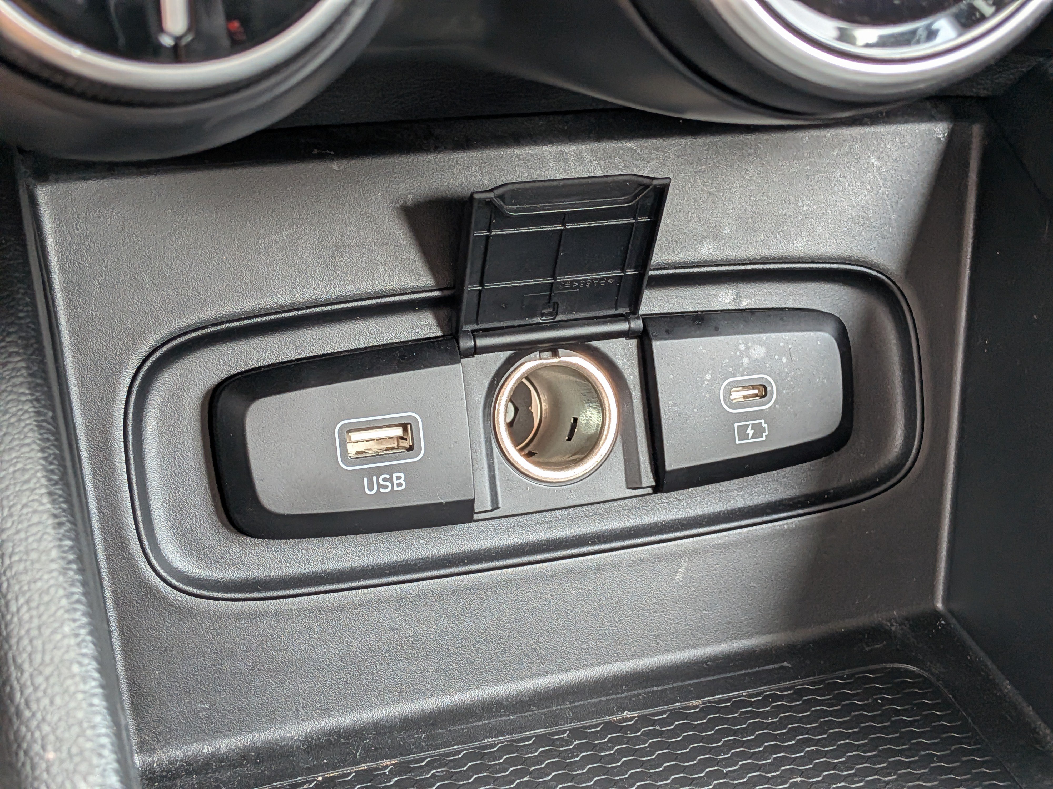 Used 2023 Hyundai Venue SEL FWD image 29