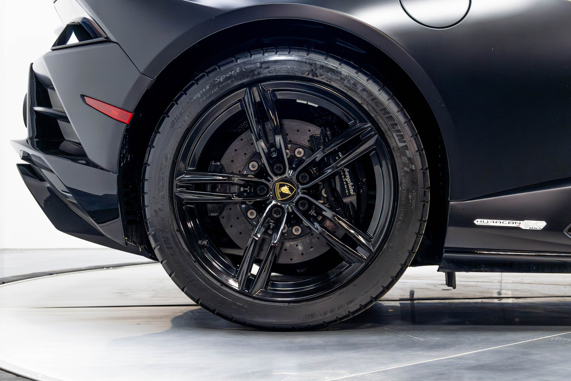 Used 2021 Lamborghini Huracan EVO RWD image 22