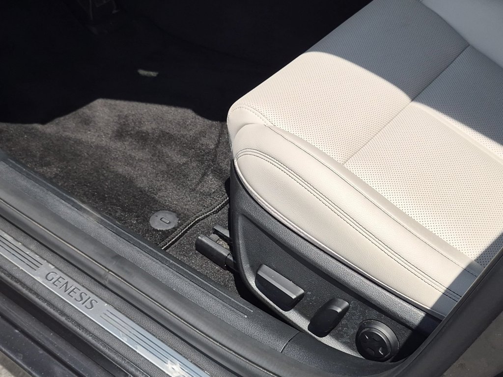 Used 2025 Genesis G70 2.5T RWD image 14