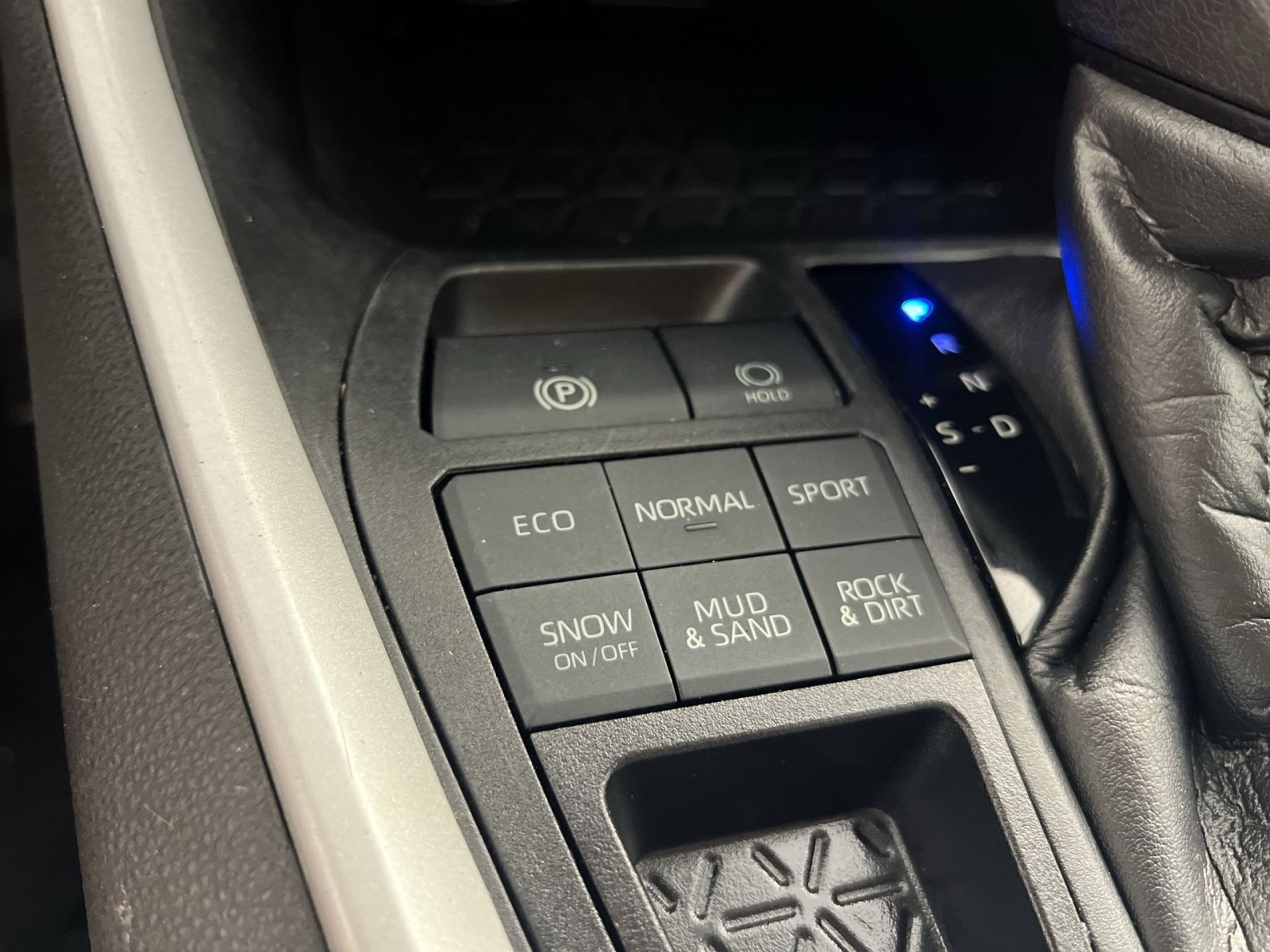 Used 2021 Toyota RAV4 LE AWD/4WD image 31