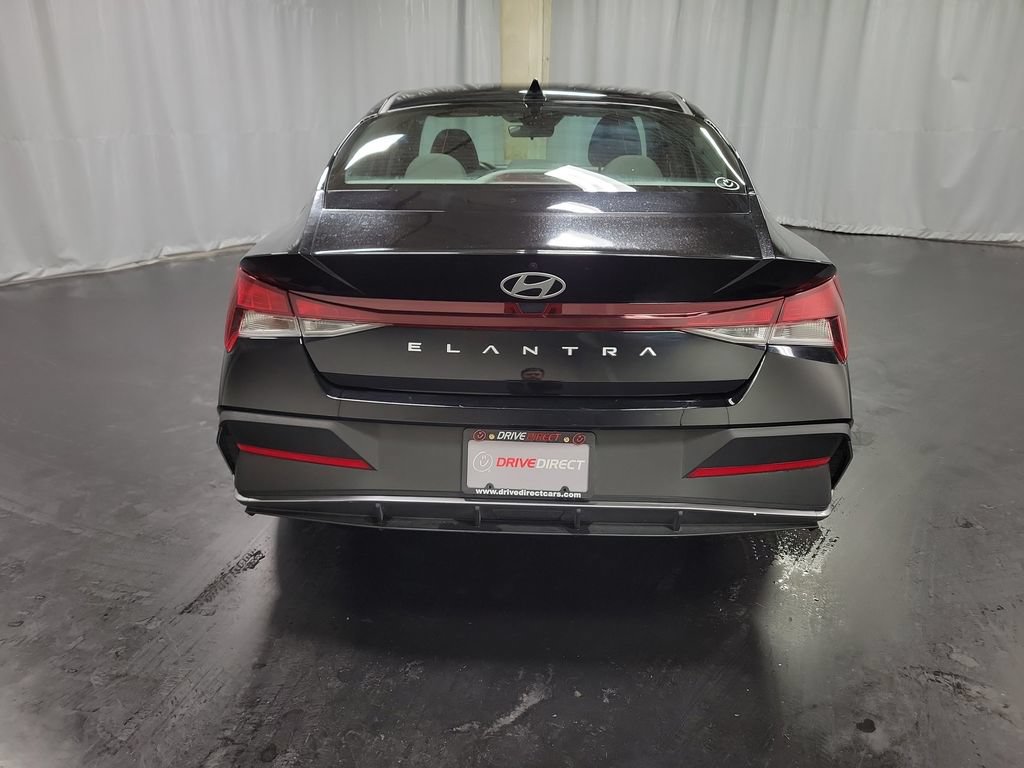 Used 2024 Hyundai Elantra SE FWD image 7