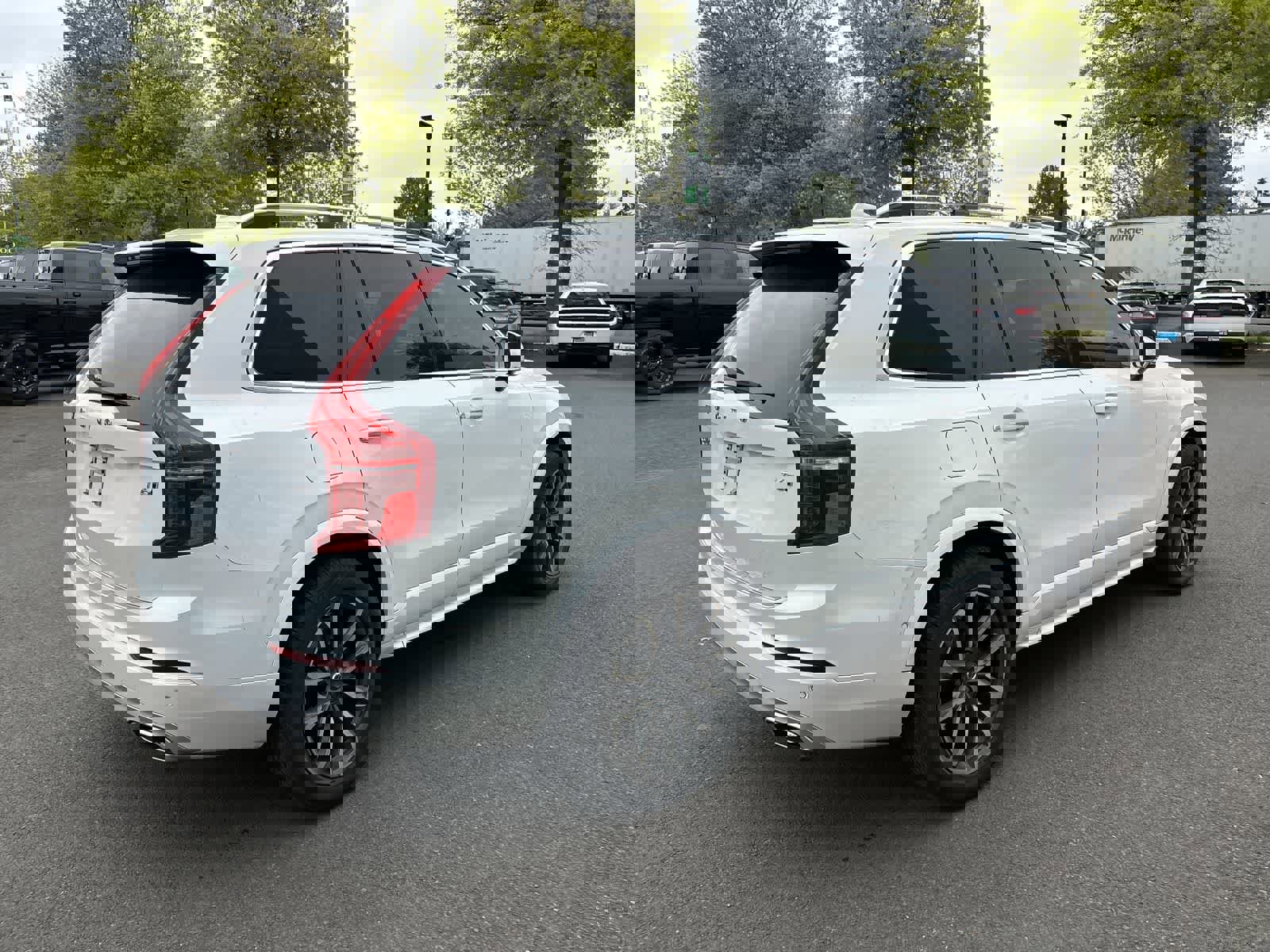 Used 2018 Volvo XC90 T6 Momentum w/ Convenience Package AWD/4WD image 4