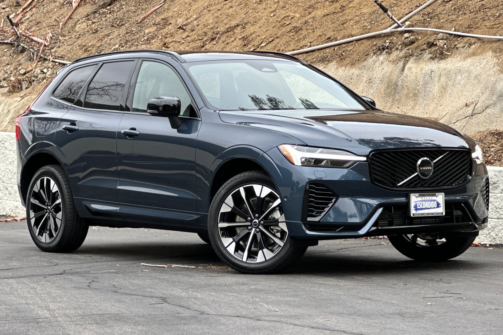 New 2026 Volvo XC60 T8 Plus w/ Climate Package image 2