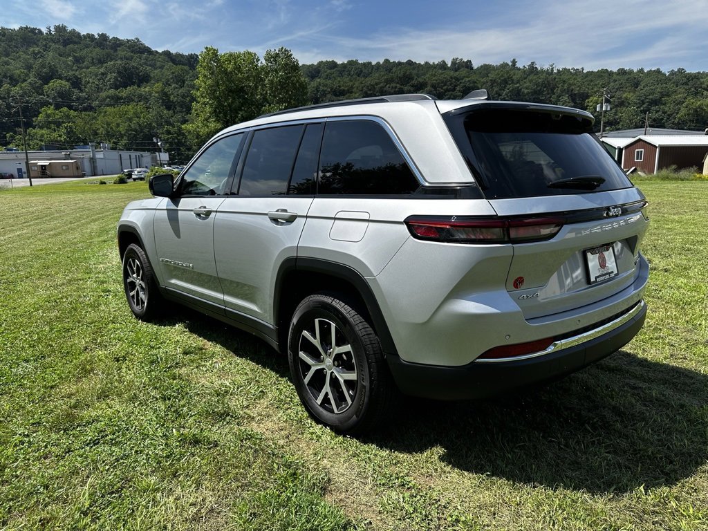 Used 2025 Jeep Grand Cherokee Limited w/ Luxury Tech Group II image 23