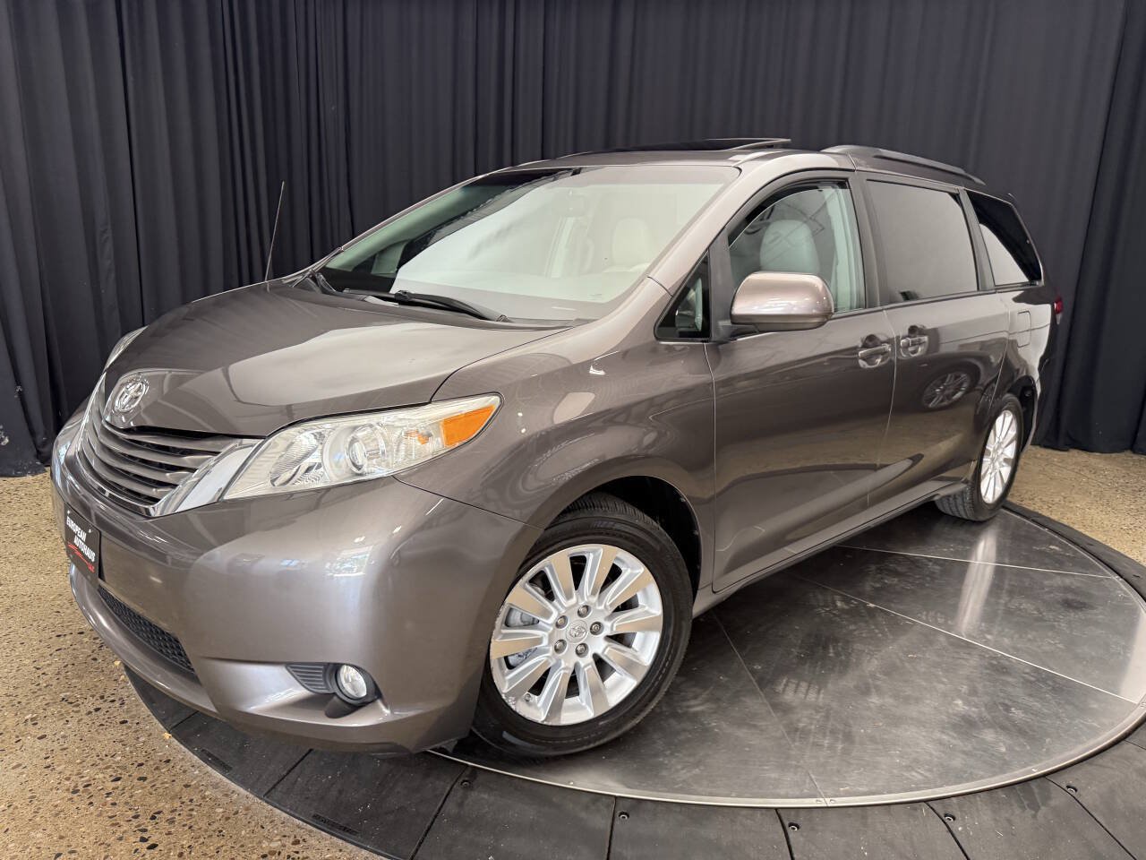 Used 2014 Toyota Sienna XLE AWD/4WD image 2