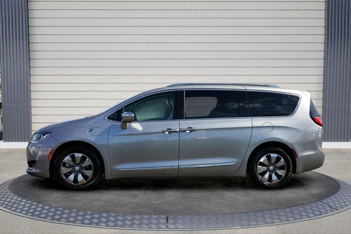 Used 2018 Chrysler Pacifica Limited w/ Advanced Safetytec Group image 4