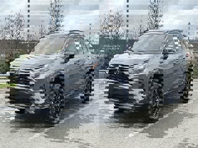 Used 2025 Toyota RAV4 SE image 1